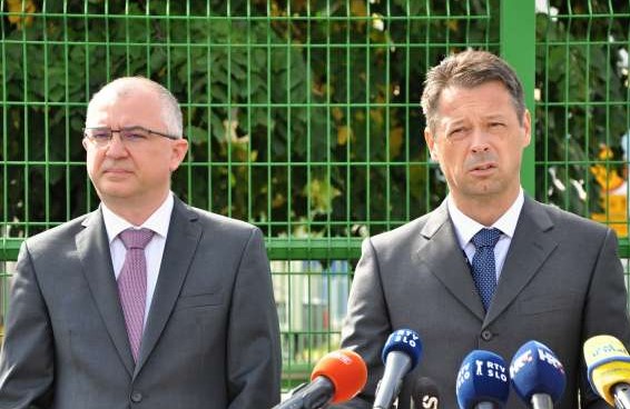 Član uprave Neka Sašo Medaković in predsednik uprave Gorazd Pfeifer danes v Krškem pred novinarji (Foto: Rasto Božič/STA)