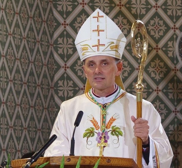 Andrej Saje je bil leta 2021 imenovan za novomeškega škofa, lani pa je  postal še predsednik Slovenske škofovske konference. Kmalu po izvolitvi  na ta položaj, ki ga običajno zaseda eden izmed nadškofov, so se zanj  začele težave. (Foto: L. M.)
