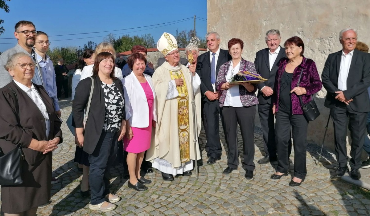 Škof Andrej Glavan s pevci, ki so polepšali slovesno mašo.