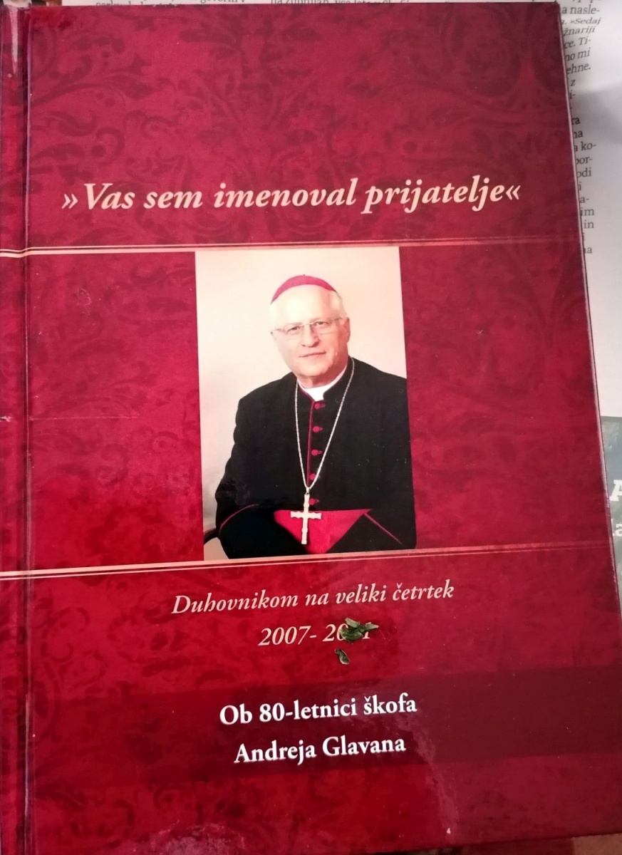 Nova knjiga darilo škofu Glavanu