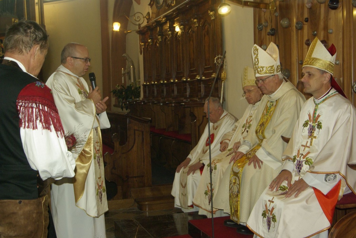 Slavljenec je bil deležen mnogih čestitk in zahval. Na sliki na levi generalni vikar novomeške škofije Peter Kokotec.