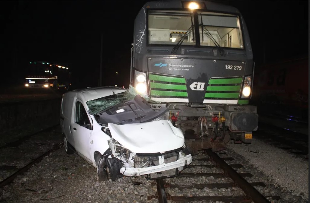 Tovorni vlak je trčil v prazen avto, ki ga je nekdo pustil na tirih in odšel. (Foto: PGE Krško)