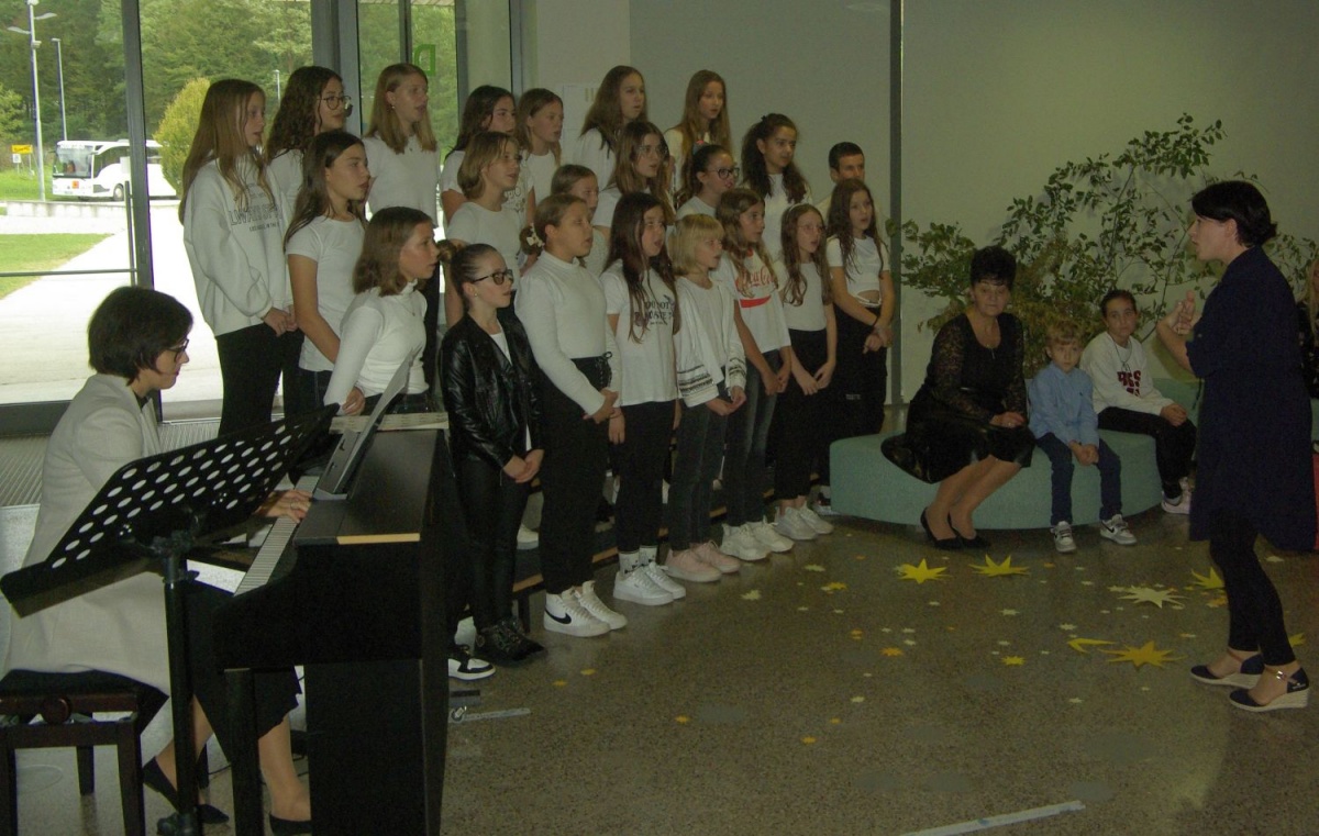 Nastop šolskega pevskega zbora je popestril prireditev.