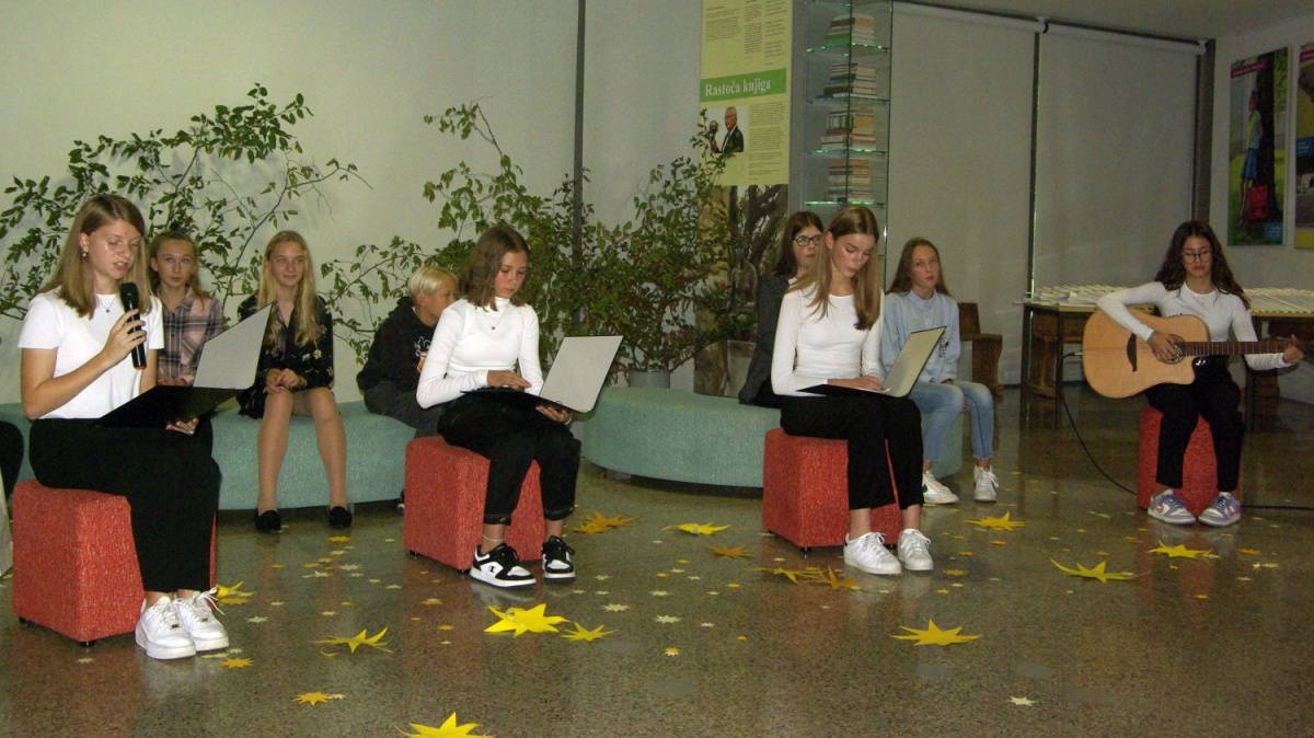 Dekleta so prebirala nagrajene pesmi z letošnjega literarnega natečaja.