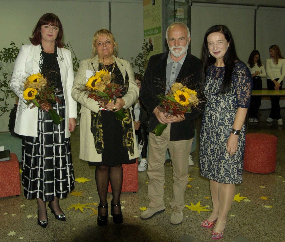 Ravnateljica Čengija (na desni) se je s posebnim priznanjem, knjižnim darilom in šopkom zahvalila članom strokovne ocenjevalne komisije za dobro in dolgoletno delo. Na sliki: Klavdija Kotar, Mojca Žefran in Milan Markelj.