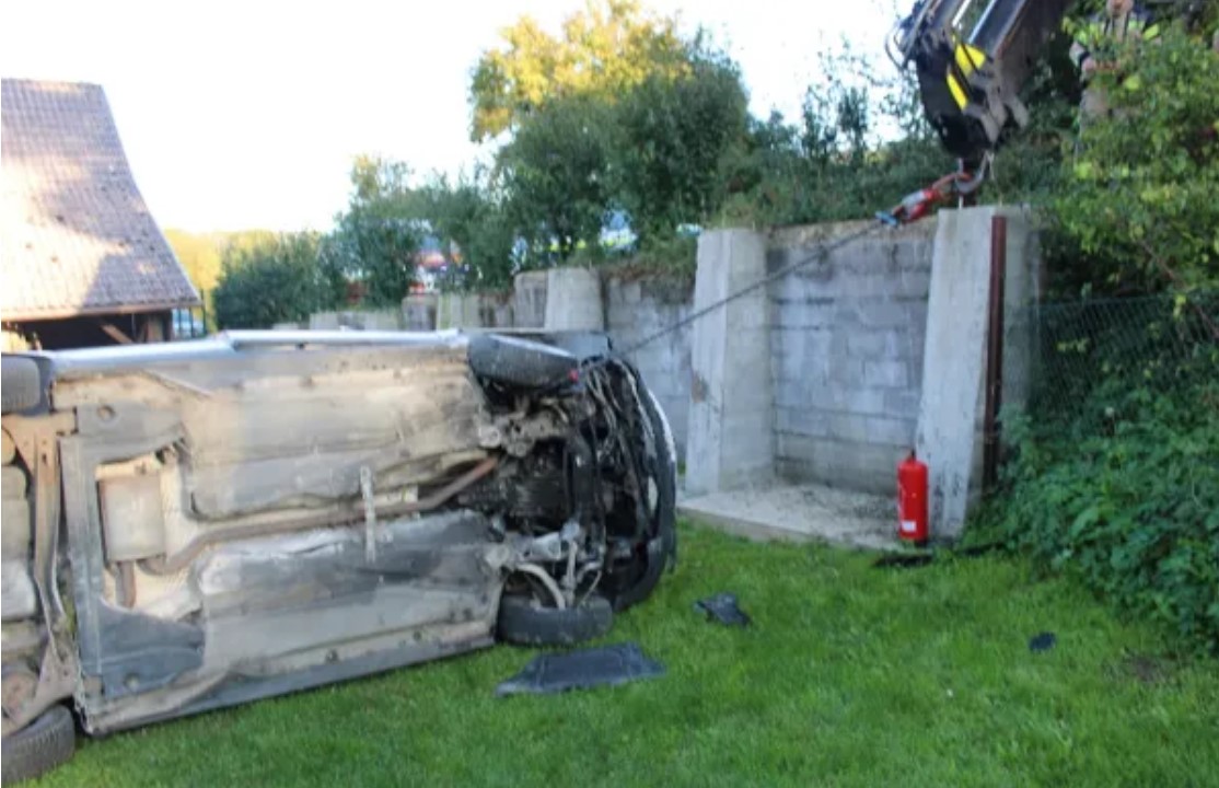 Na Žejnem je vozilo pristalo na dvorišču stanovanjske hiše, obrnjeno na streho. (Obe fotografiji: PGE Krško)