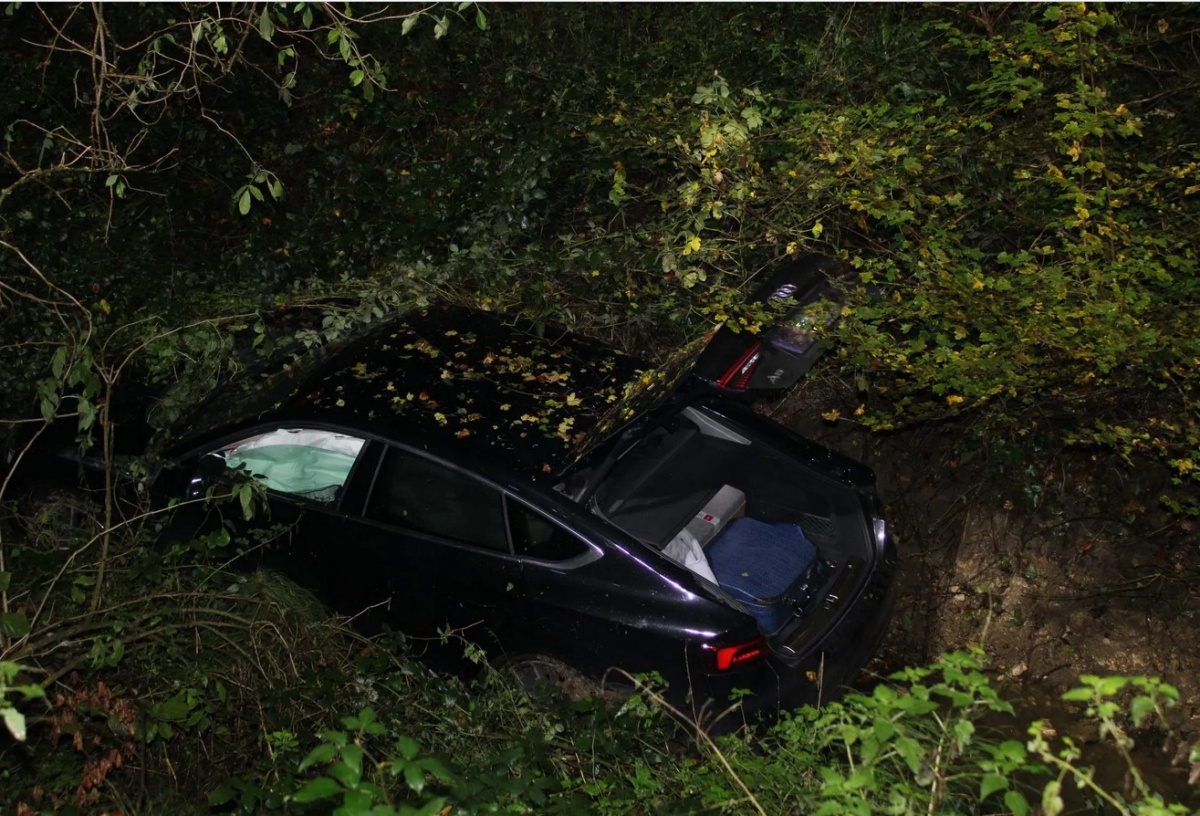 Avto je pristal šest metrov pod cesto v potoku. (Foto, tudi spodaj v fotogaleriji: PGE Krško)