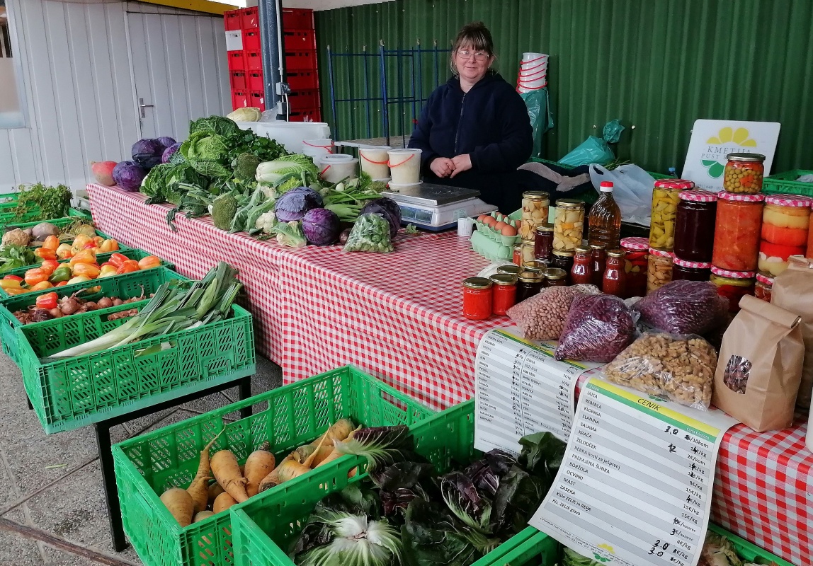 Irena Pust Rangus večino svojih pridelkov in predelane zelenjave proda na tržnici v Novem mestu. (Foto: L. M.)