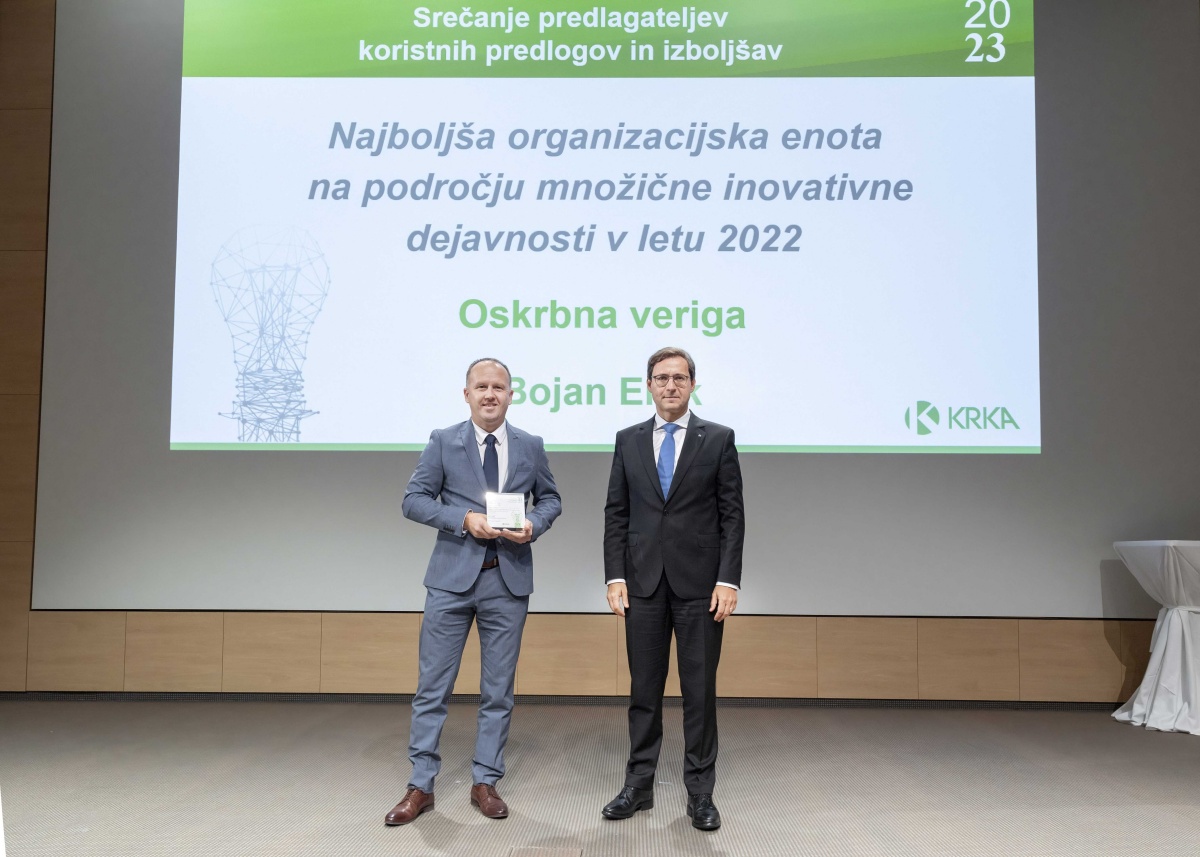 Plaketo za najboljšo organizacijsko enoto na področju množične inovativne dejavnosti v letu 2022 je član uprave David  Bratož (desno) izročil direktorju Oskrbne verige Bojanu Eraku. 