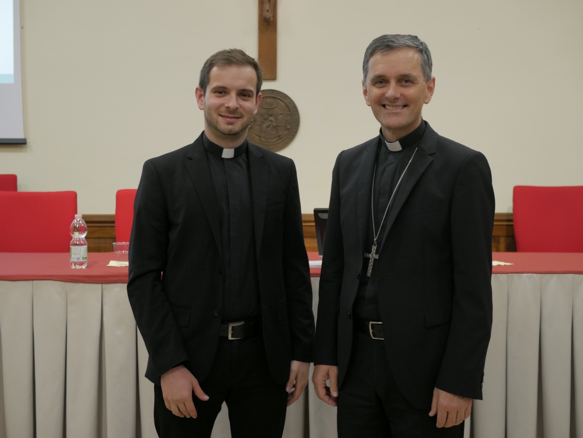 Štefanu Hosti (na levi) je z veseljem čestital novomeški škof msgr. dr. Andrej Saje, ki je prisostoval njegovemu zagovoru.