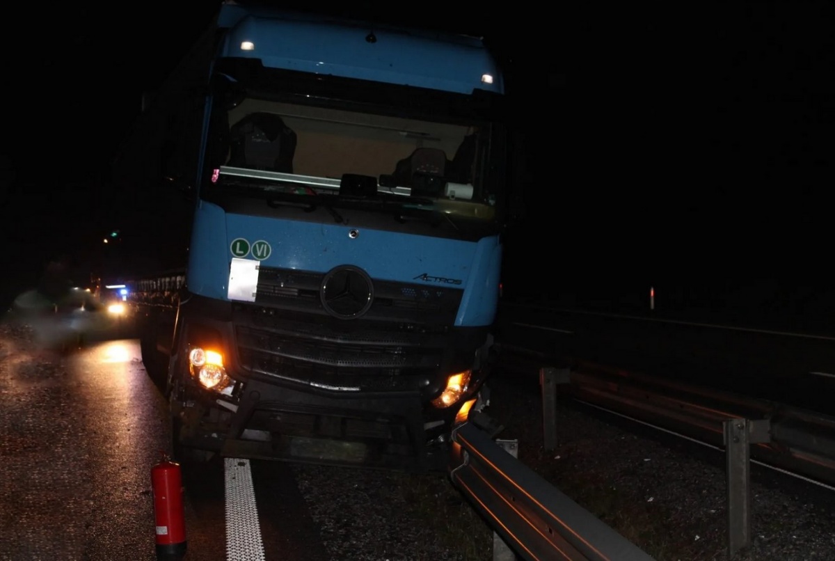 In še ena včerajšnja iz sinočnjega poročanja: na AC odseku Drnovo – Smednik je voznik s tovornim vozilom trčil v odbojno ograjo in se pri tem poškodoval. (Foto: PGE Krško)