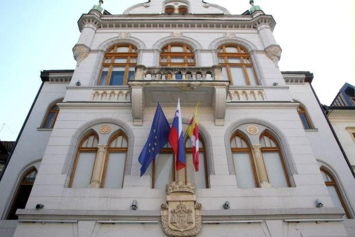 Na novomeški občini opozarjajo, da jugovzhodna Slovenija še naprej ne more računati na politično in strokovno voljo odločevalcev v Ljubljani. Ta volja pa je nujen predpogoj za izboljšanje situacije. (Foto: arhiv DL)
