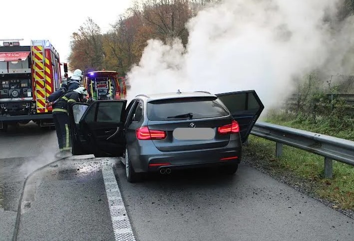 Pri Prilipah je zagorel avto. (Fotografiji: PGE Krško)