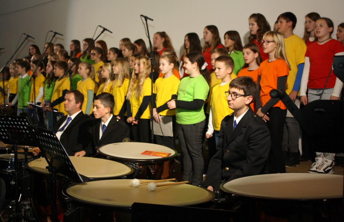 Z orkestrom je nastopil združeni pevski zbor Osnovne šole Dobova in podružnične šole Kapele.