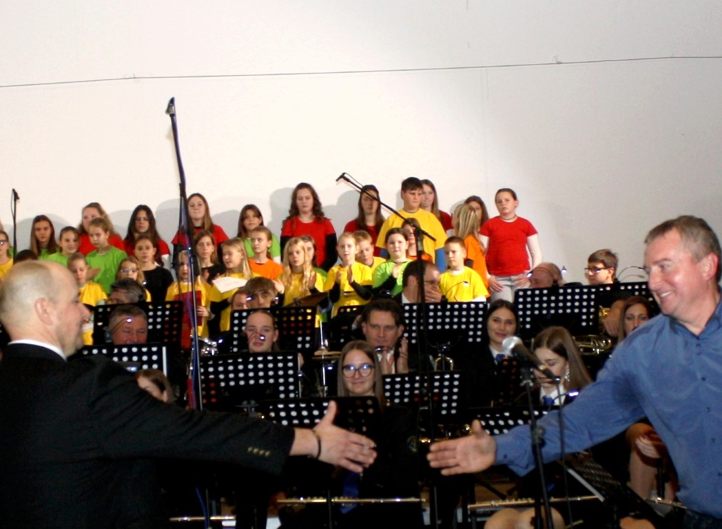 Predsednik orkestra Ivan Kovačič (desno) je čestitke za orkester in zbor izrazil dirigentu Miranu Petelincu. (Foto: M. L.)
