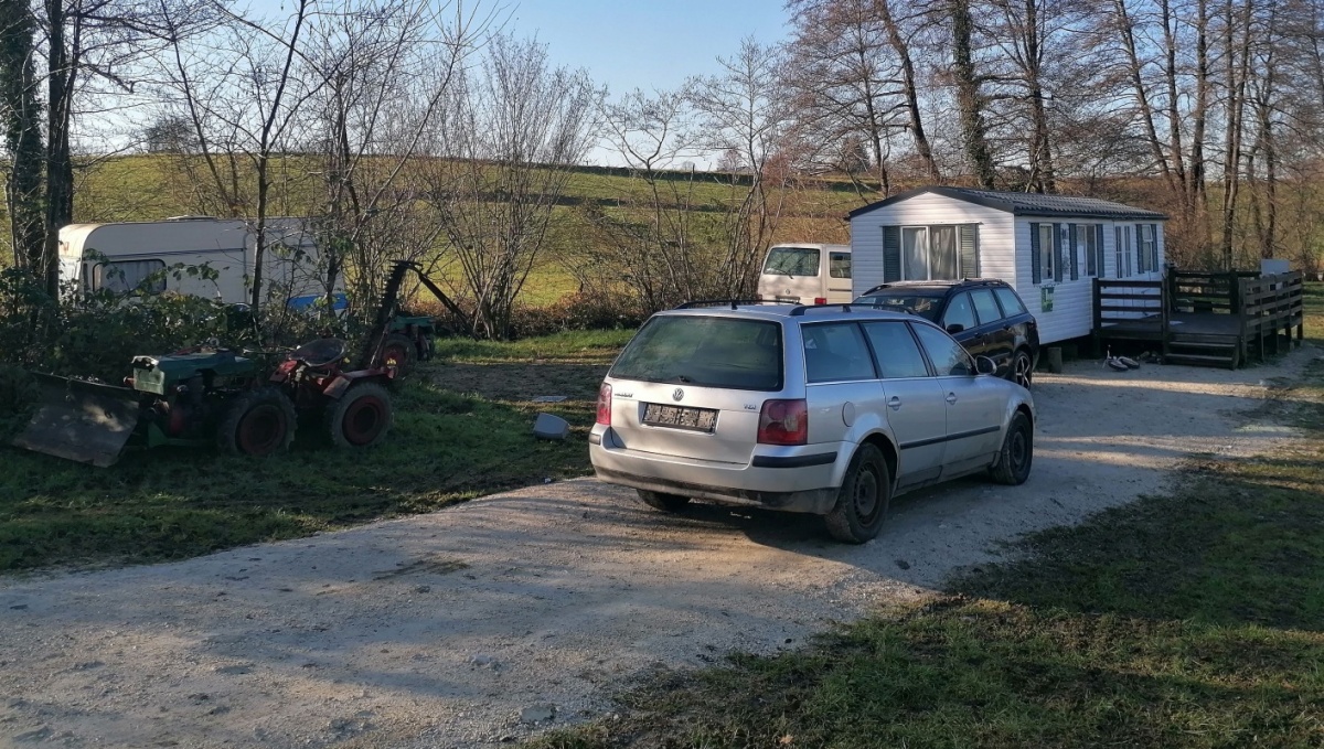 Mobilna hiška, v kateri živi družina Hudorovac, stoji na občinskem travniku ob potoku Kaluder.