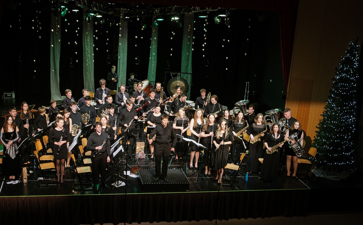 Orkester Ave je s tradicionalnim božičnim koncertom razveselil polno dvorano kulturnega centra v Šentjerneju.