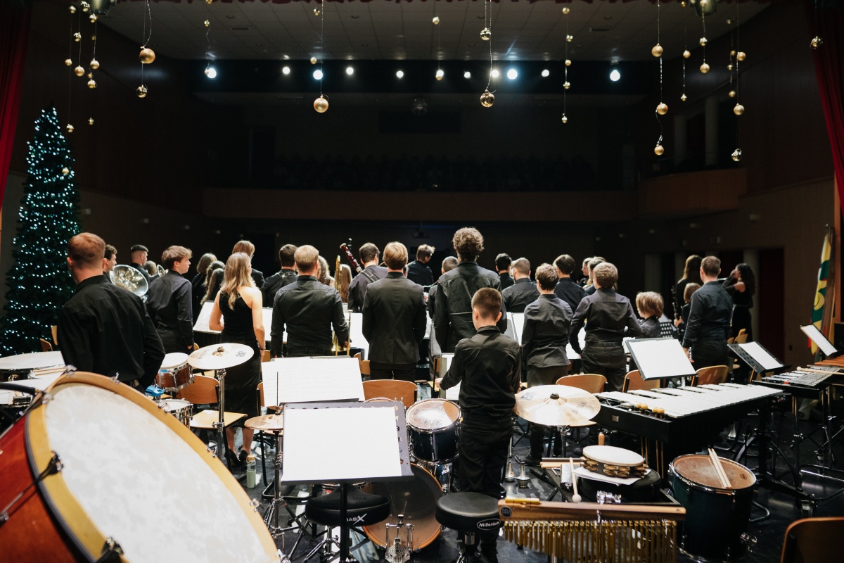 Glasbeniki orkestra Ave igrali in peli 