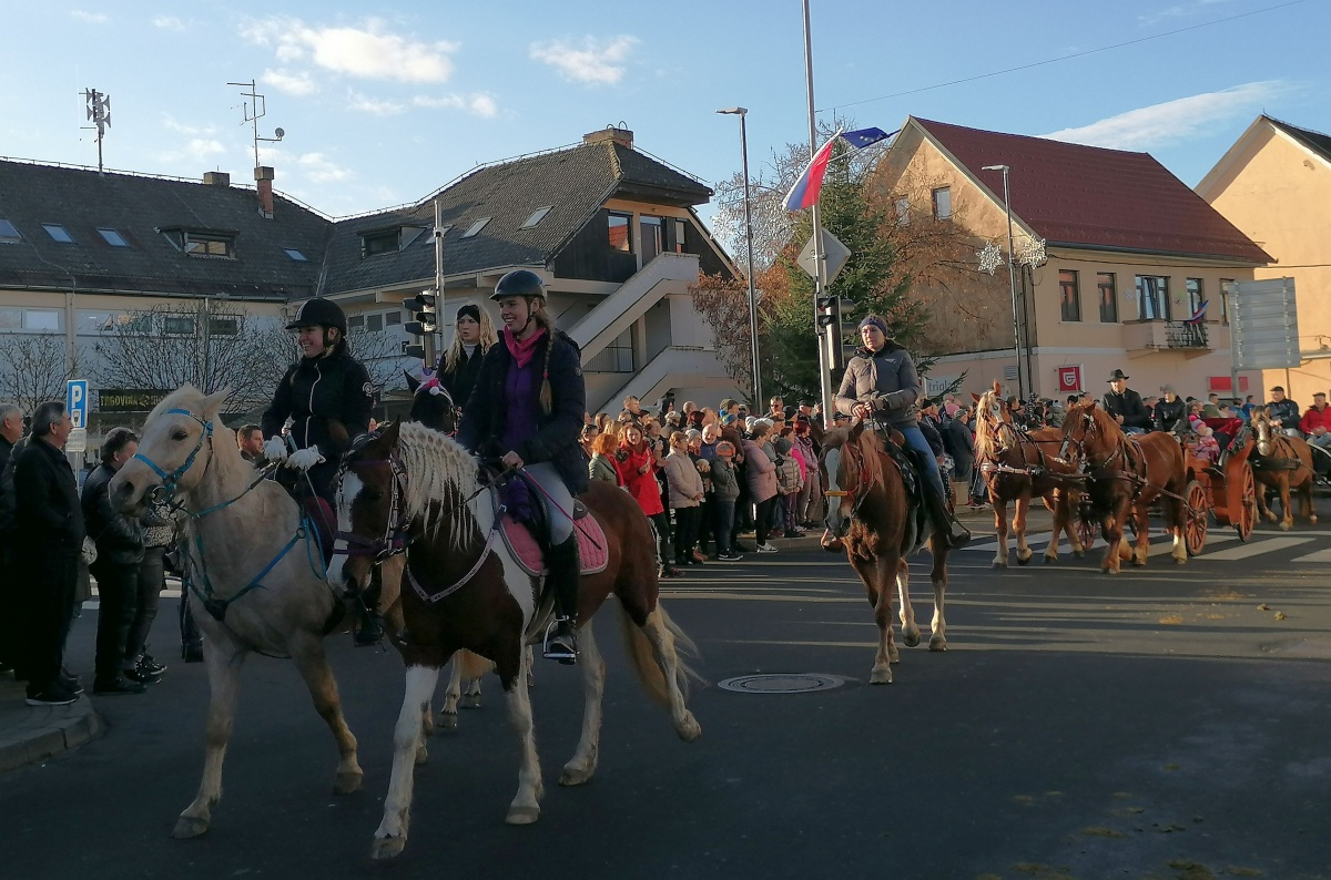 Skozi Šentjernej je povorka  135 konjev pritegnila zanimanje številnih obiskovalcev.