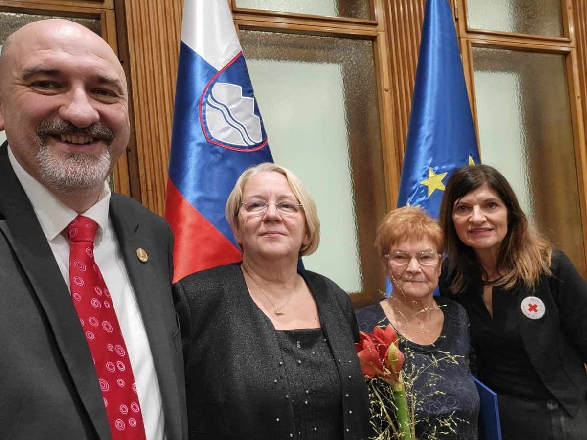 Darko Zevnik, svetnik DS, Mojca Stopar Zevnik, predsednica OZRK Metlika, Albina Tošeska in Zalka Klemenčič