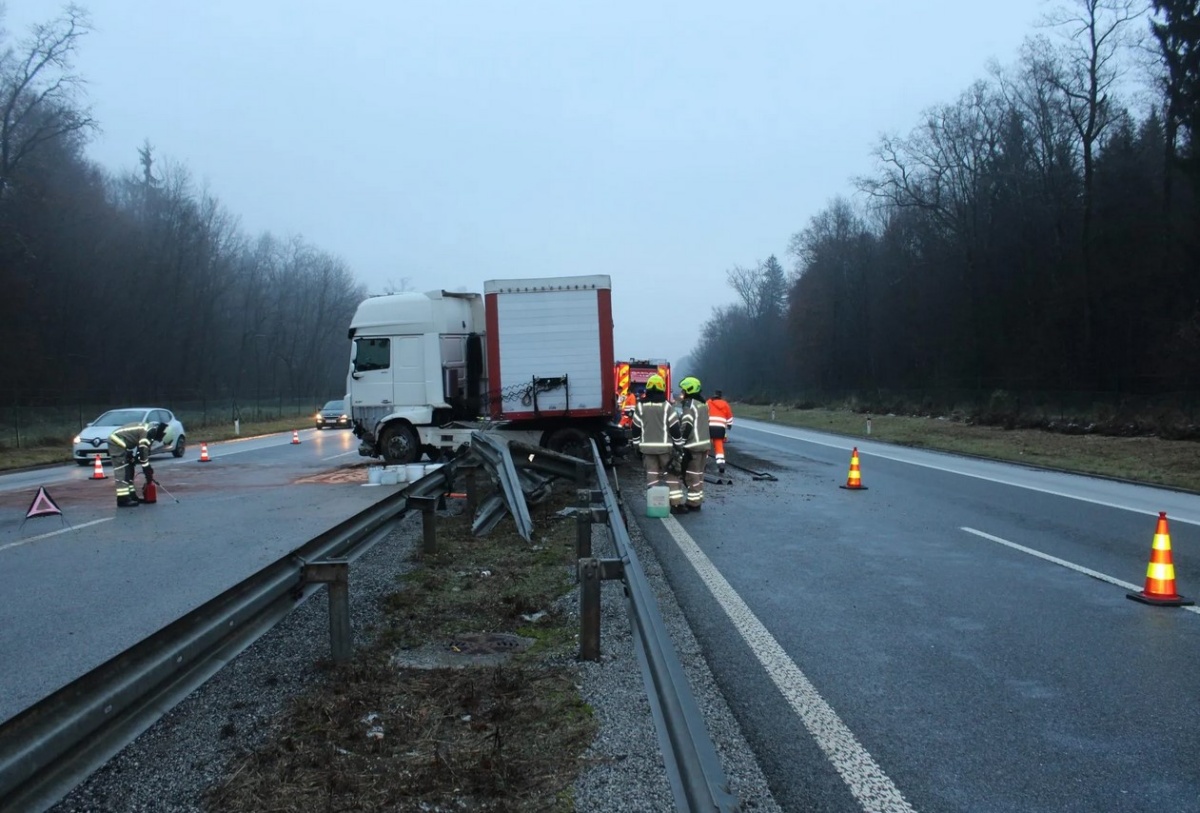 FOTO: Na avtocesti tovornjak prebil varnostno ograjo