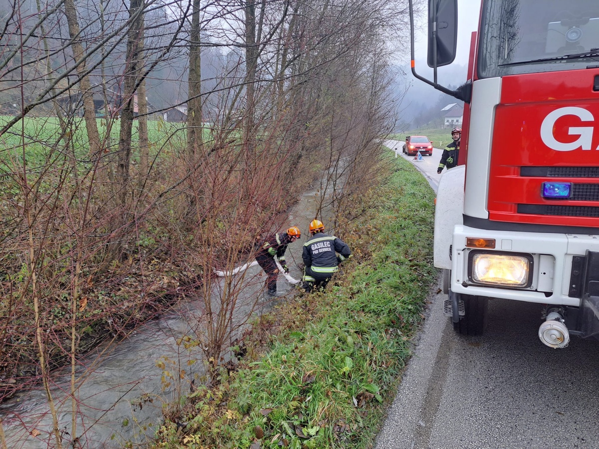 FOTO: Z avtom v potok; potres pri Brežicah