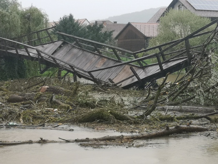 Tercijalski most v Kostanjevici na Krki je vodna ujma v začetku avgusta podrla. (Foto: Živa Šošter)