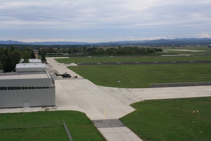 Del letališča Cerklje ob Krki, pogled iz nadzornega stolpa (Foto: M. L.; arhiv DL)