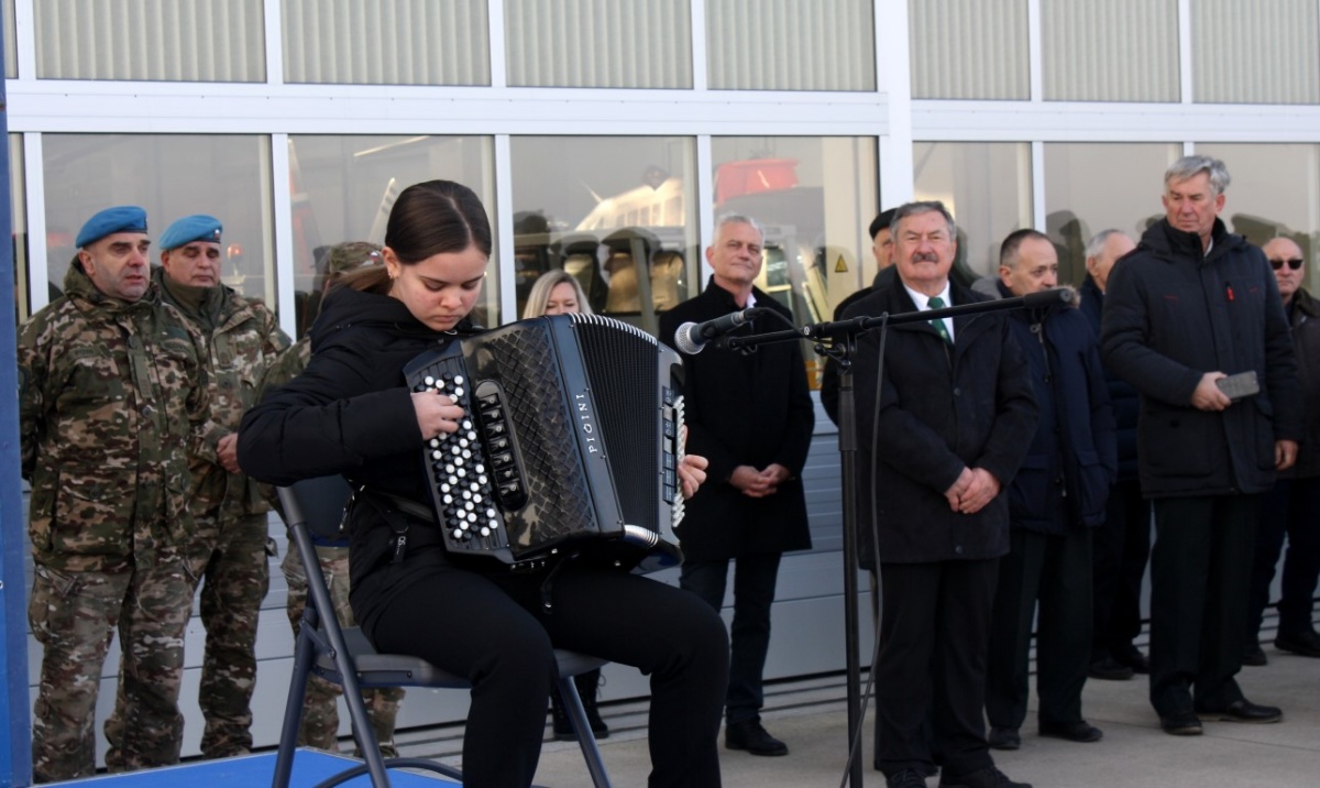 Lara Mladkovič je slovesnost pospremila s harmoniko.
