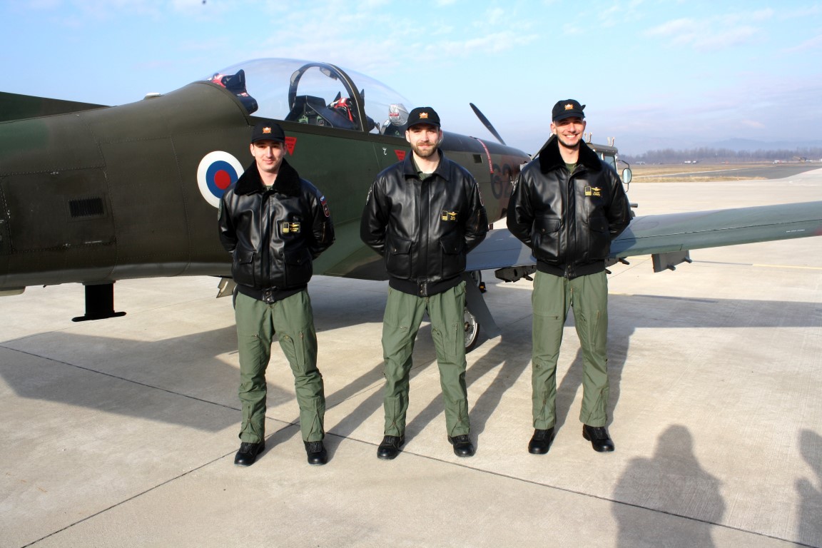Novi piloti, poročniki (z leve) Benjamin Gaube, Tilen Sovič in Aljaž Kurbos, so prejeli znak krilca.