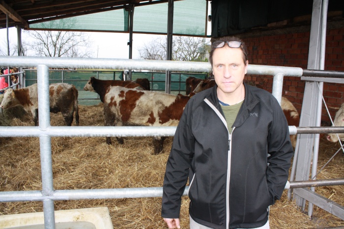 Rudi Možgan danes pred novo postavljeno ogrado za živali. Pravi, da so vrnjene krave v slabšem stanju kot ob odvzemu. (Foto: M. L.)