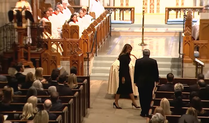 Melania Trump in Viktor Knavs pred krsto v cerkvi (Foto: zajem zaslonske slike)