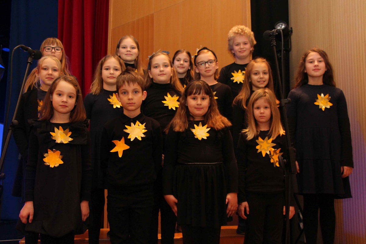 Otroški pevski zbor podružnične šole Orehovica.