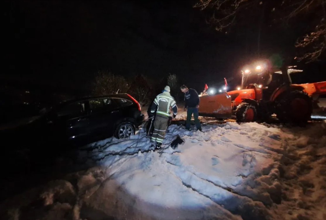Na Sremiču so krški gasilci reševali vozilo, ki je zdrsnilo z zasnežene ceste. (Foto: PGE Krško)