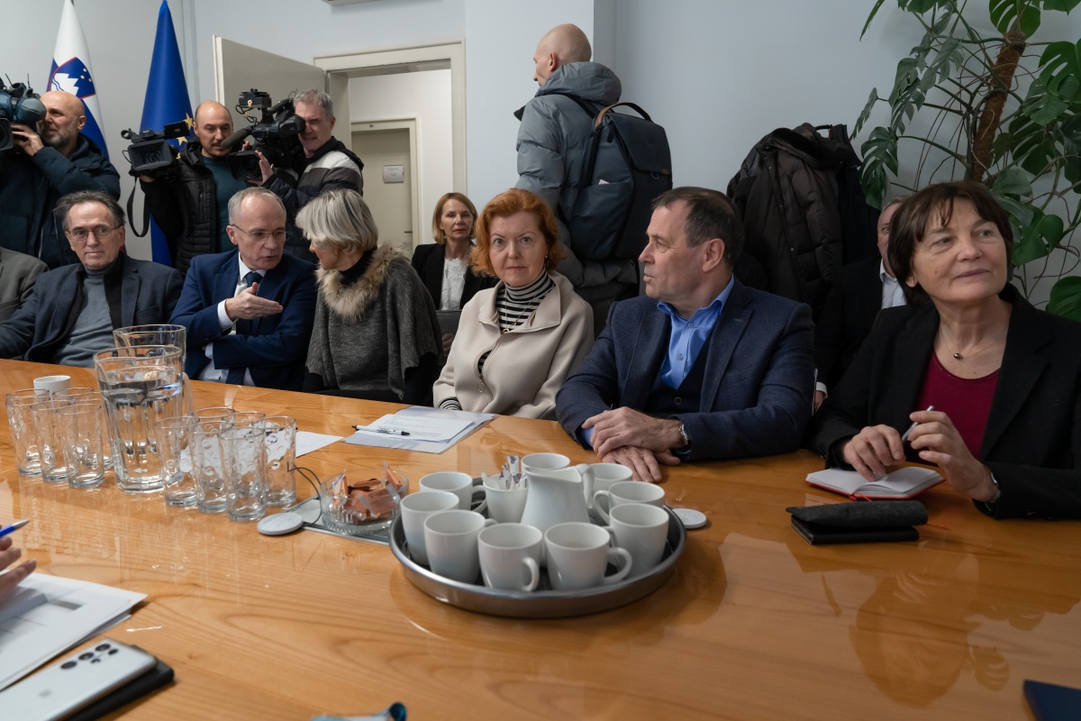 Na srečanju z ministrico med drugim tudi direktorici SB Novo mesto Milena Kramar Zupan (v ozadju) in SB Brežice Anica Hribar (prva z desne).