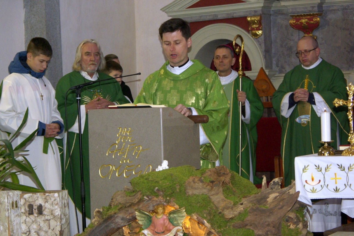 Pri maši je sodeloval tudi Matic Vidic (za mikrofonom), stalni diakon novomeške škofije.