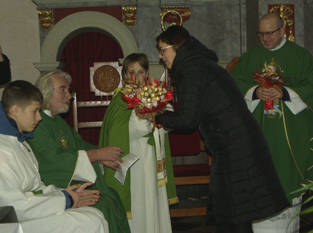 Janja Kerin se je zbranim duhovnikom zahvalila s posebnim sladkim šopkom.