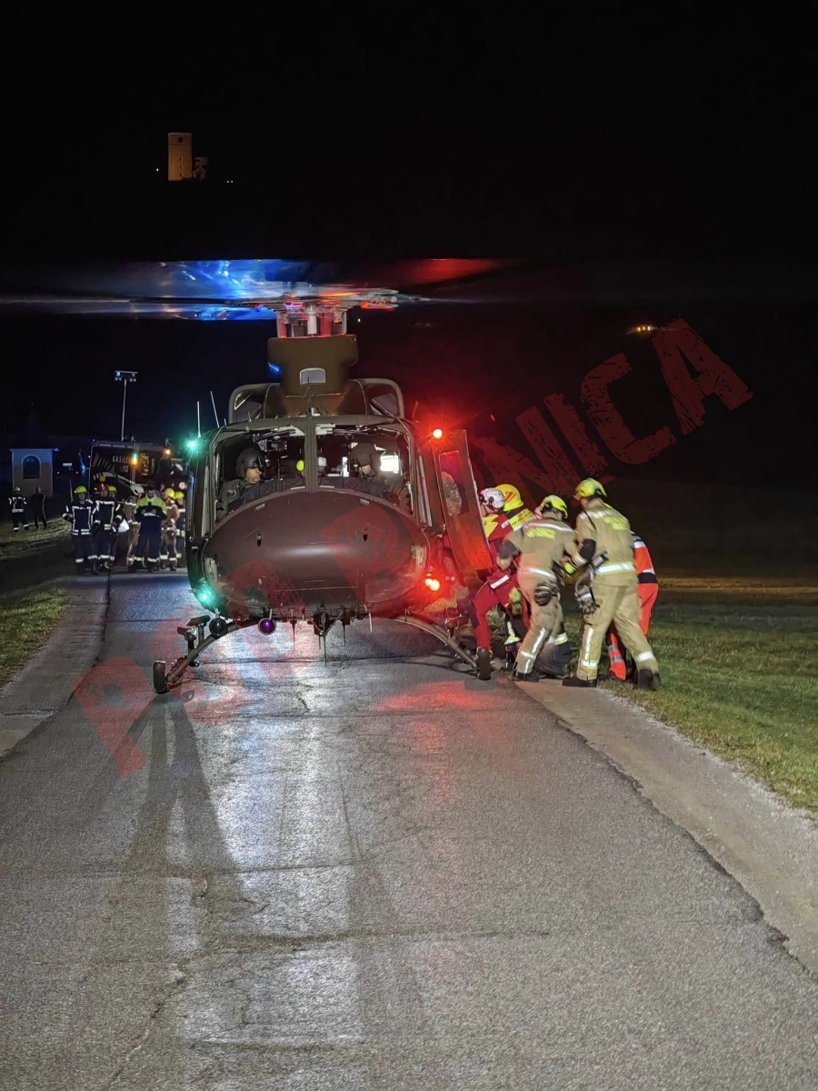 Helikopter, s katerim so iz Travnika v UKC odpeljali poškodovanega moškega. (Foto: GE Ribnica)