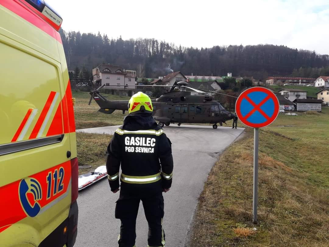 Vojaški helikopter je po obolelega včeraj prišel tudi v Sevnico. (Foto: PGD Sevnica)