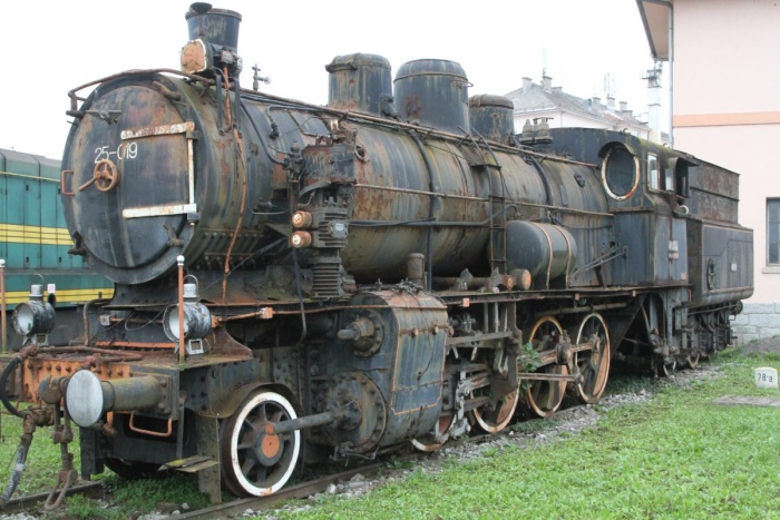 Tale muzejska parna lokomotiva je na novomeški železniški postaji med sodobnejšimi napravami!! (Foto: arhiv DL; I. V.)
