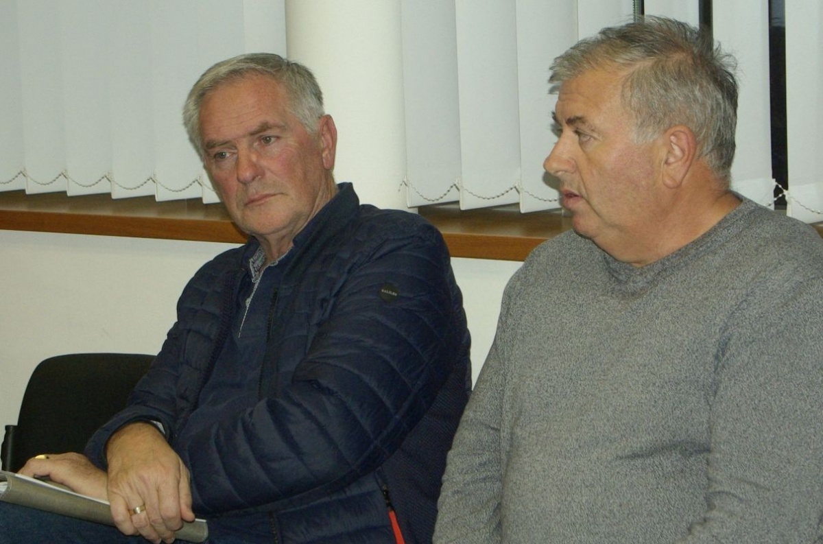 Zoran Leko (levo) in Gregor Zorko sta na seji predstavila Spremembe in  dopolnitve Odloka o nadomestilu za uporabo stavbnega zemljišča v Občini  Šmarješke Toplice. (Foto: L. M.)