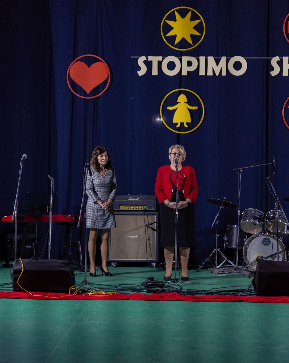 Zbrane so pozdravile predsednica Rdečega križa Metlika Mojca Stopar Zevnik (desno)  in sekretarka RK Metlika Zalka Klemenčič ...