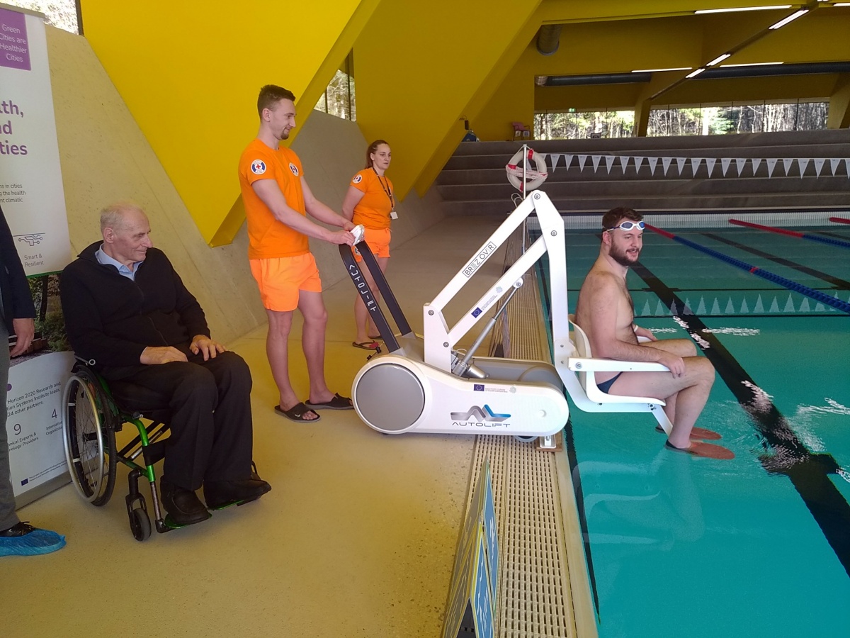 Uporabo dvigala je ob asistenci reševalcev iz vode demonstriral paraplavalec Aleš Sečnik, svetovni rekorder na 50 m delfin. (Foto: I. Vidmar)