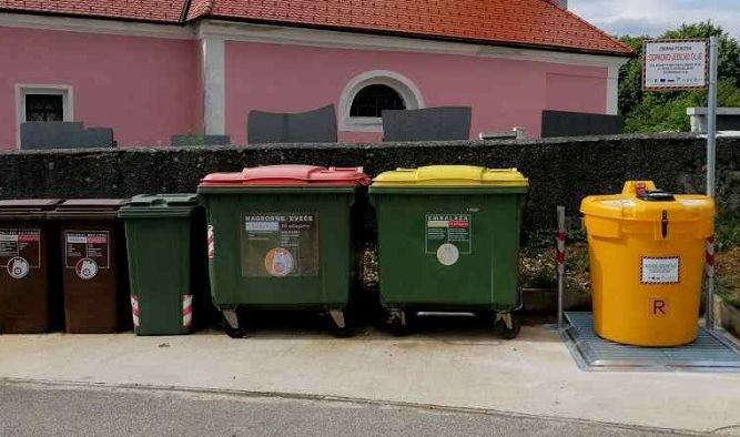 Zbiralniki olja ne ekoloških otokih so rumene barve. (Foto: simbolna slika, arhiv; MONM)