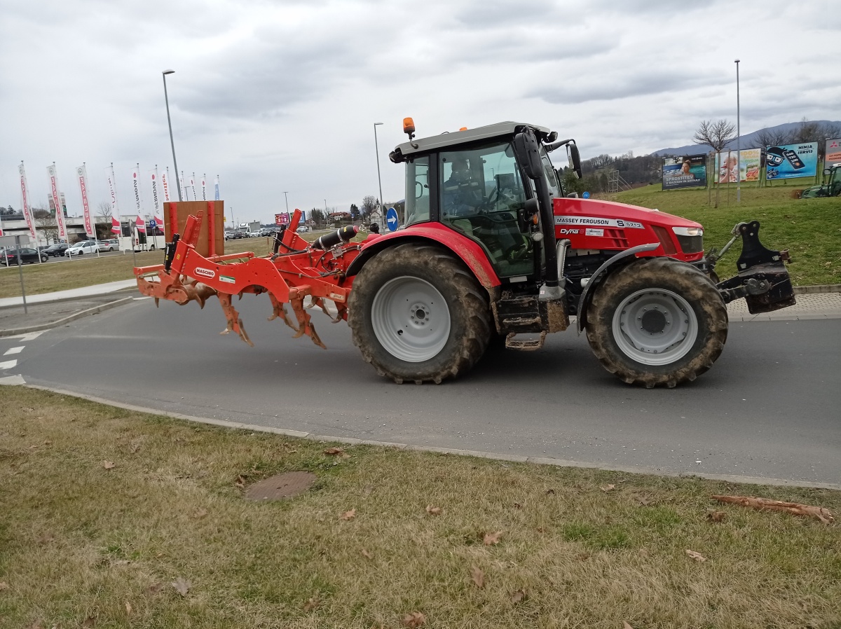FOTO: Kmetje tudi v Novem mestu s traktorji protestno na cestah