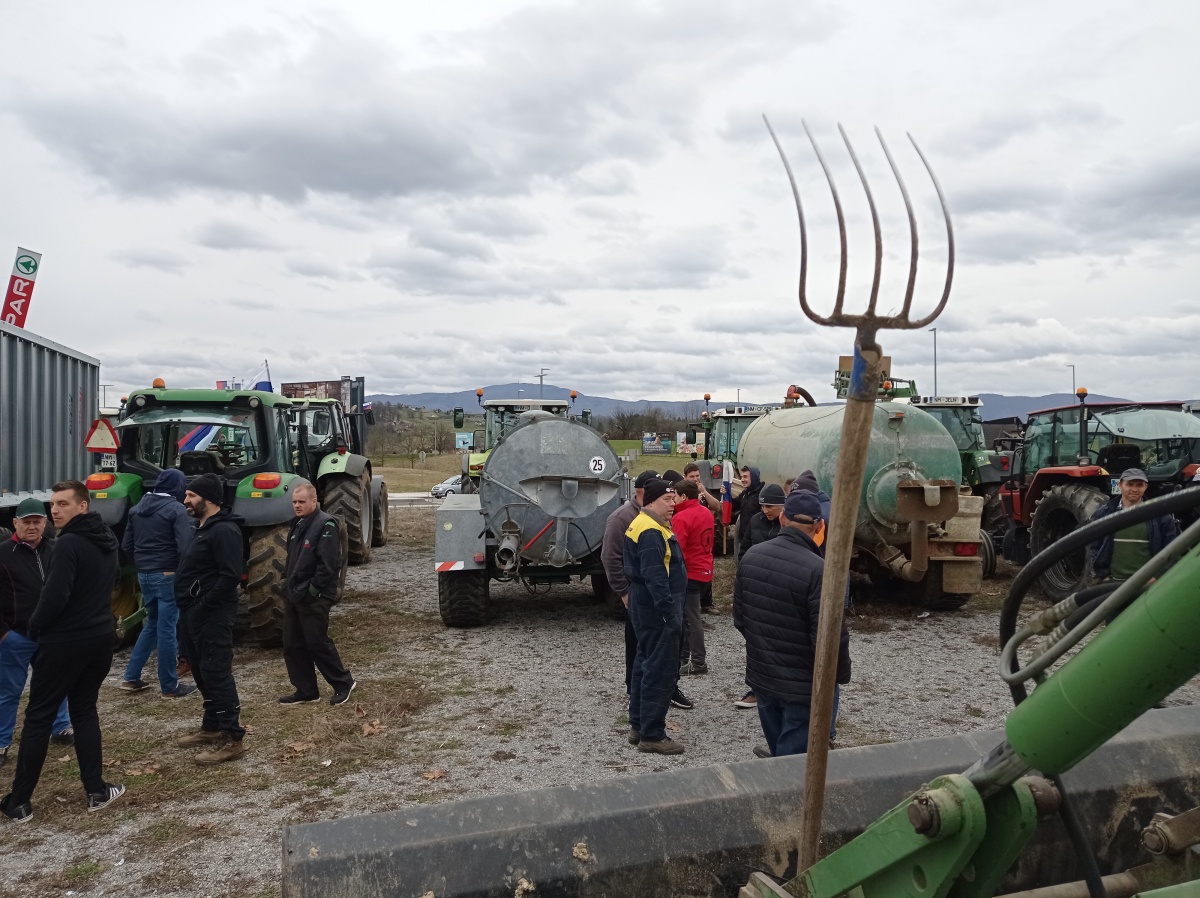 V Novem mestu so se kmetje s traktorji zbrali pred Supernovo in nato krenili proti mestu.