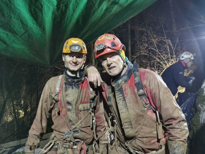 V reševalni akciji je ponoči med drugim sodeloval tudi Novomeščan Damijan Šinigoj (desno); na sliki je na eni prejšnjih reševalnih akcij (Foto: arhiv DL)