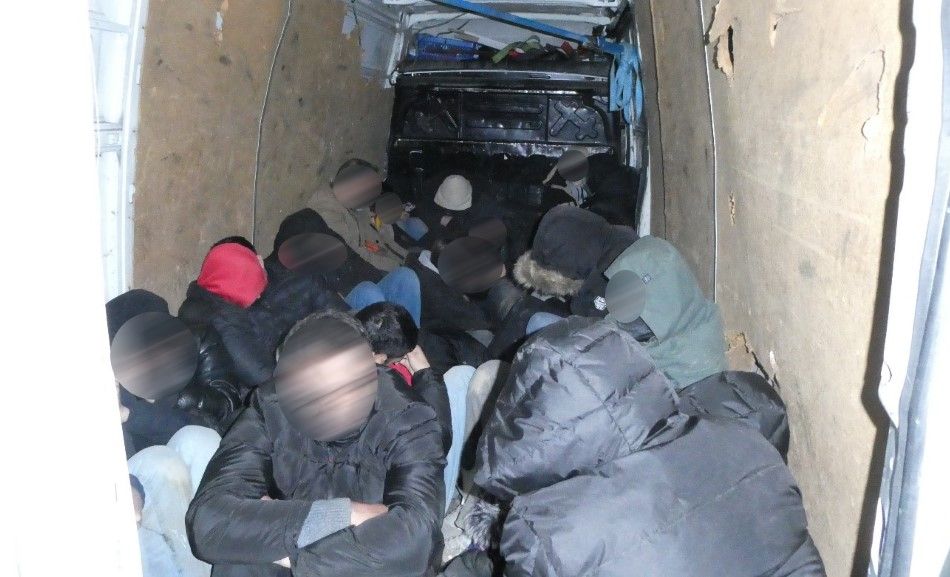 V kombiju, ustavljenem v Brežicah, se je gnetlo 31 ilegalnih migrantov (Fotografije: PPIU PU Novo mesto)
