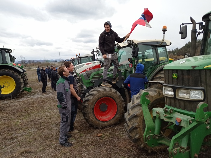 V četrtek so se kmetje s traktorji na ceste podali tudi v Novem mestu. (Foto: arhiv DL: M. L.)