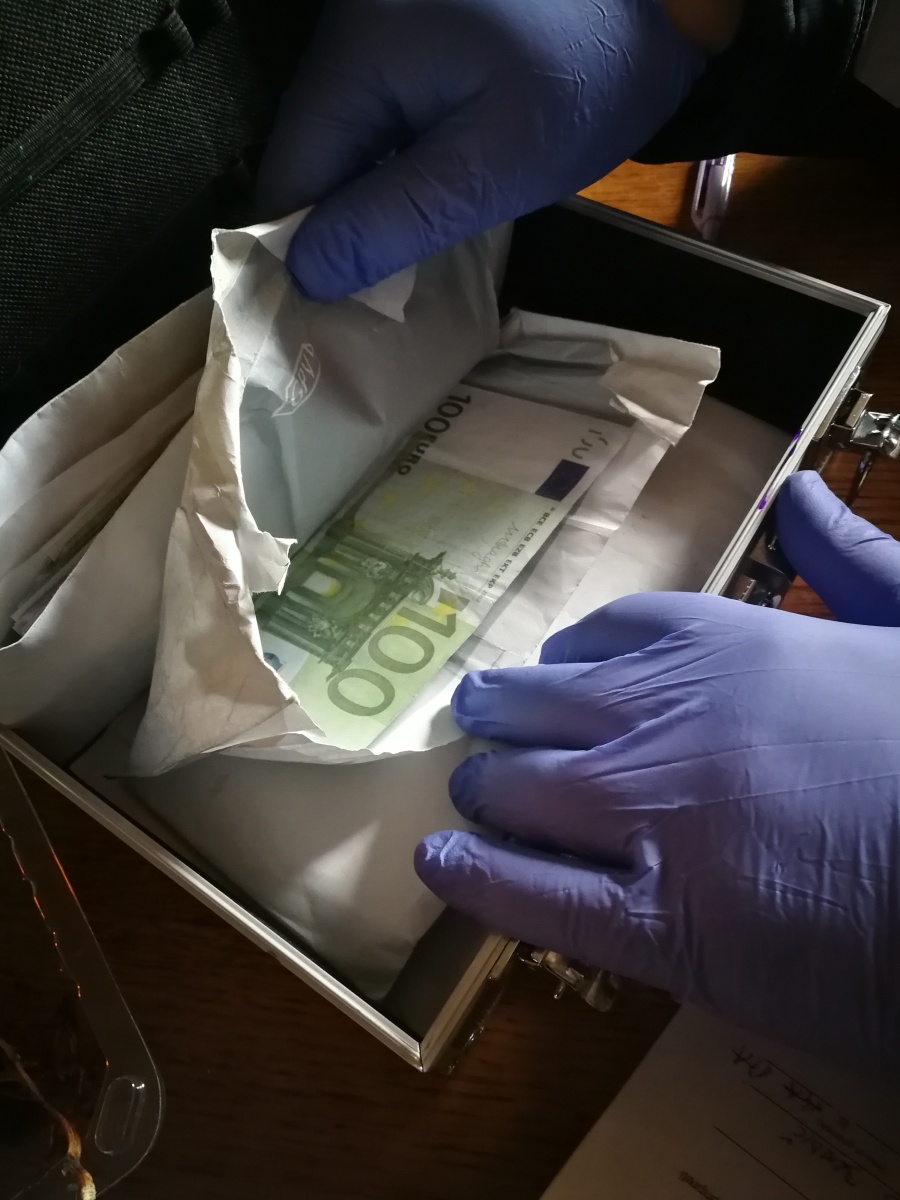 FOTO: Pozor - krški policisti zasegli ponarejene bankovce za več kot 23.000 €